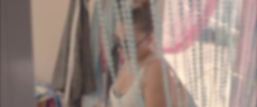 Kiki, Love to Love backdrop